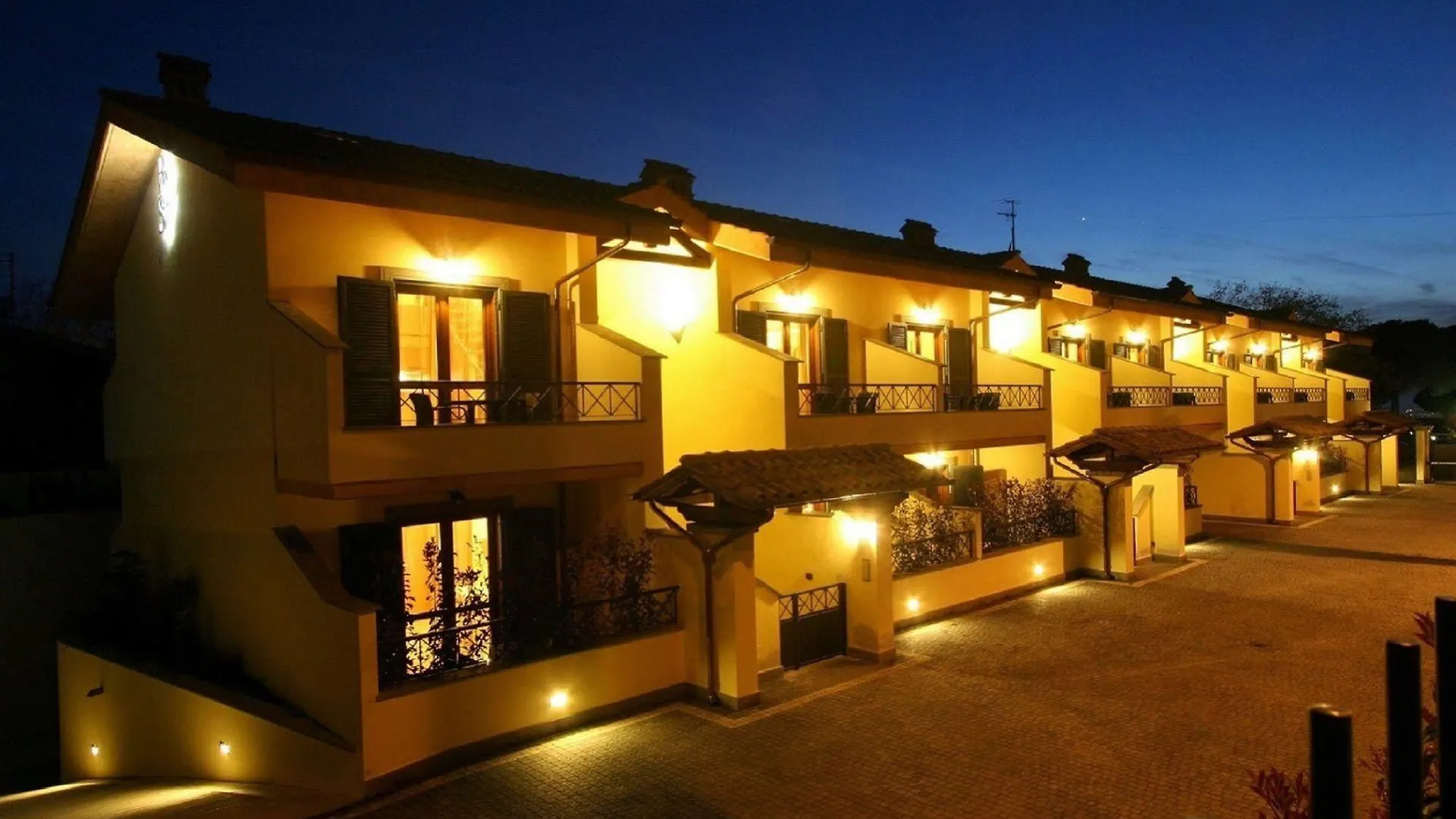 Aparthotel Borgo Castel Savelli Grottaferrata 2*,